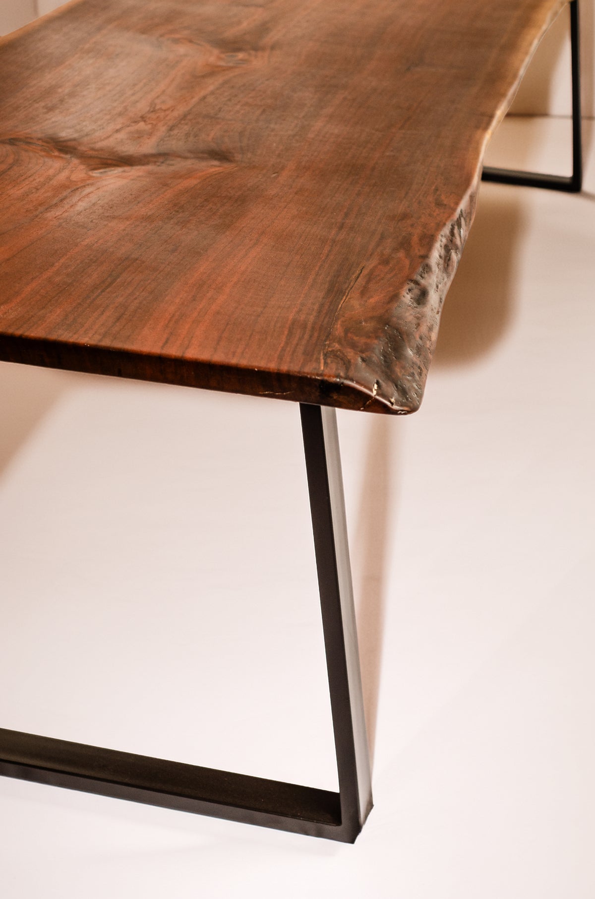 African Walnut single-trunk live-edge dining table, handcrafted by NAKA Furniture in Paarl (4 of 8)